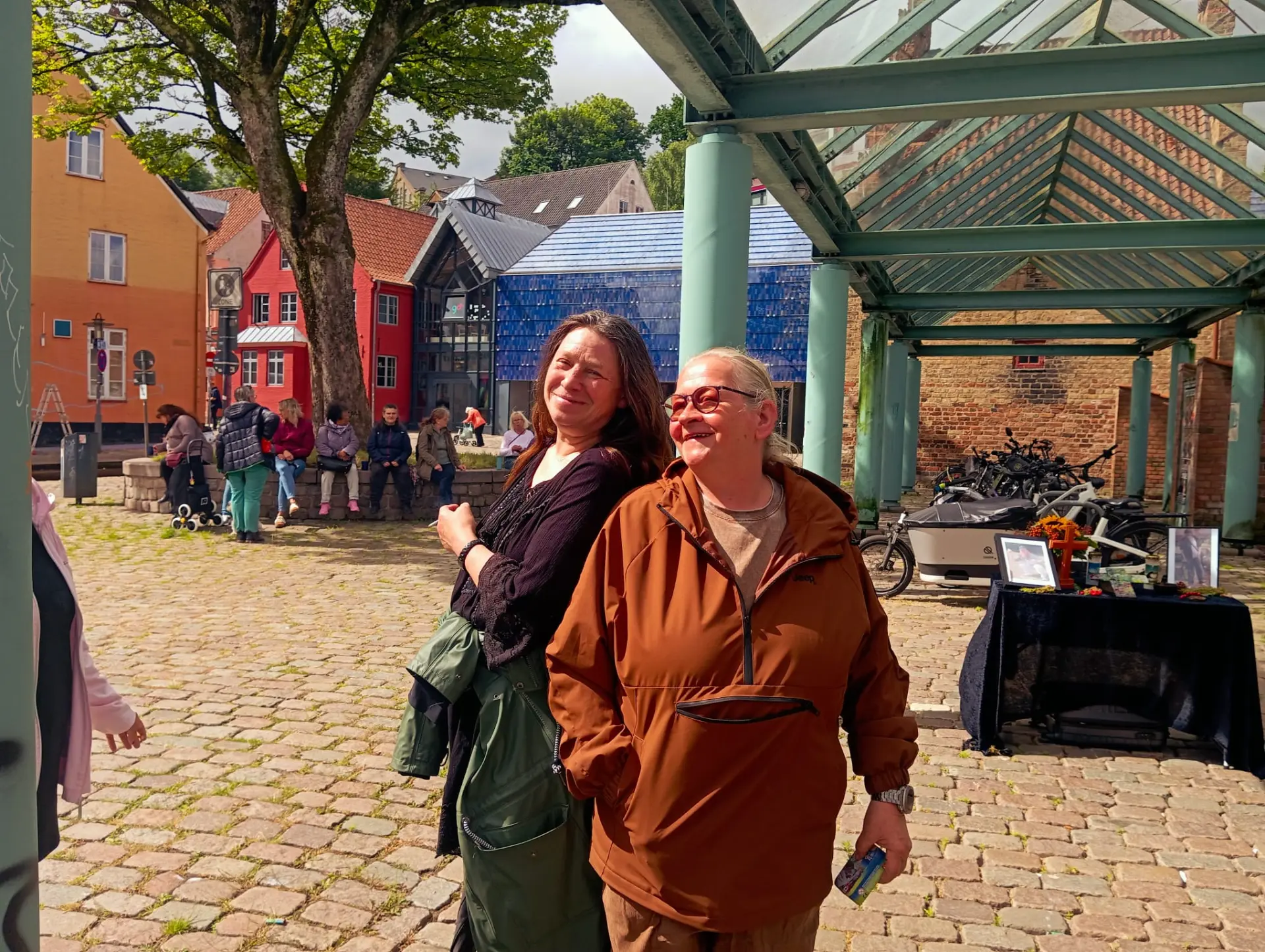 Zwei Frauen stehen lachend auf dem Platz in der Flensburger Altstadt